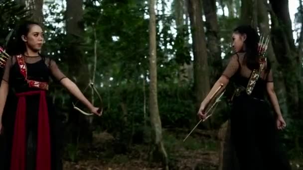 Dos Chicas Posan Miran Antes Que Pelea Comience Con Flechas — Vídeo de stock