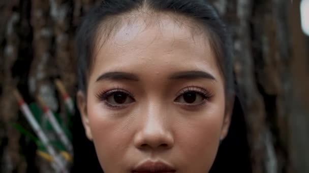 Visage Femme Indonésienne Ferme Les Yeux Repose Tête Dans Arbre — Video