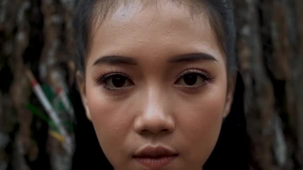 インドネシア人女性の顔は目を閉じて 空気を感じながら木の中で彼女の頭を休める — ストック動画