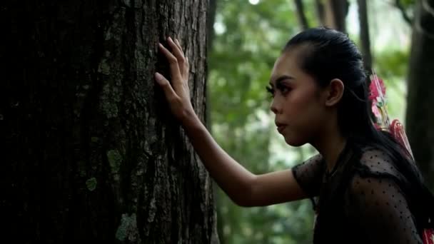 Uzun Siyah Saçlı Sırtında Okla Ormanın Büyük Ağacına Doğru Koşan — Stok video