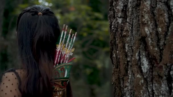 Tiro Con Arco Mujer Magra Descansando Árbol Marrón Selva Chica — Vídeo de stock