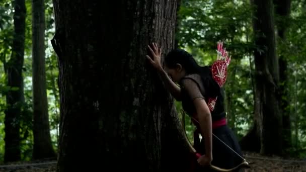 Uzun Siyah Saçlı Sırtında Okla Ormanın Büyük Ağacına Doğru Koşan — Stok video