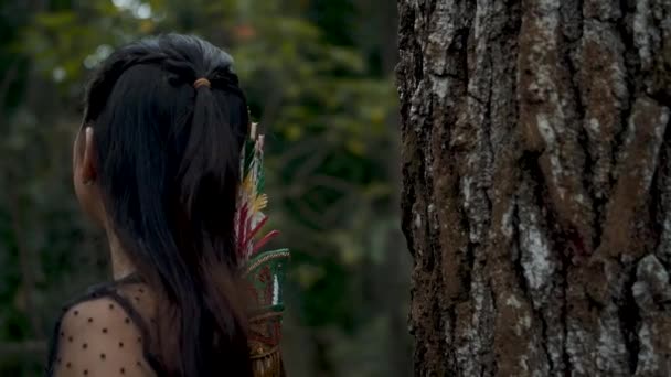 Archery Woman Lean Resting Brown Tree Jungle Girl Wearing Black — Stock Video