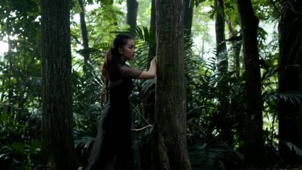Elinde Yay Sırtında Bir Okla Ormanda Korkusuzca Yürüyen Okçu Kadının — Stok video