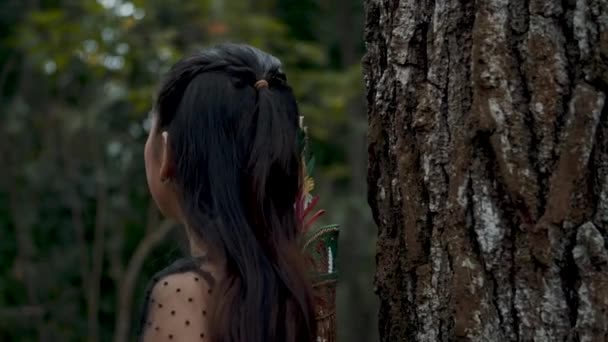 Азиатские Женщины Длинными Черными Волосами Кладут Голову Коричневое Дерево Лесу — стоковое видео