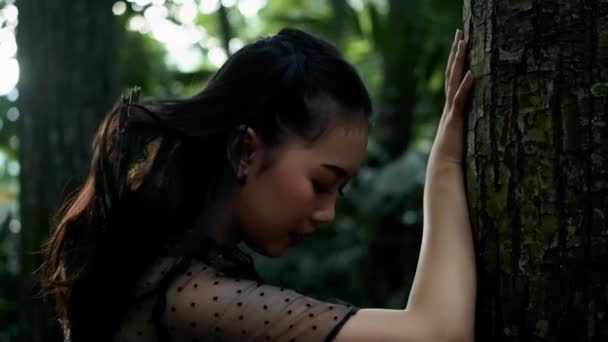 Moe Aziatische Vrouw Rusten Grote Boom Jungle Dan Nieuwsgierig Naar — Stockvideo