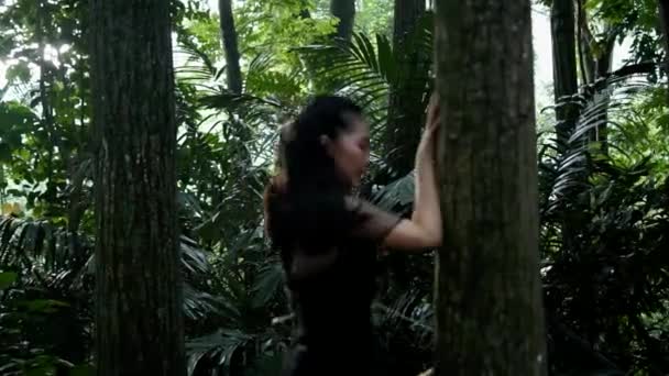 Κουρασμένη Ασιάτισσα Που Αναπαύεται Στο Μεγάλο Δέντρο Της Ζούγκλας Και — Αρχείο Βίντεο