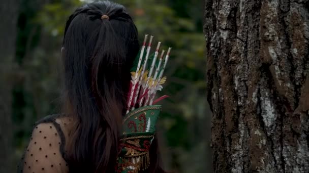 Asijské Ženy Dlouhými Černými Vlasy Odpočívá Hlavu Hnědé Dřevo Lese — Stock video