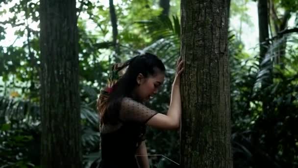 Stanco Asiatico Donna Riposo Grande Albero Giungla Quindi Curioso Guardare — Video Stock