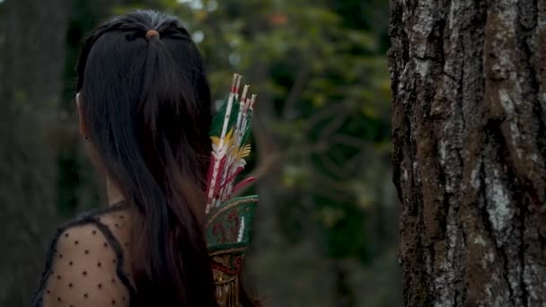 Uzun Siyah Saçlı Asyalı Kadınlar Gün Işığında Ormanda Kahverengi Bir — Stok video