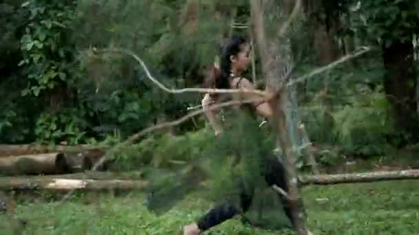 亚洲女人手拿箭和弓箭 在丛林里跑得很快 身上也穿着黑色服装 — 图库视频影像