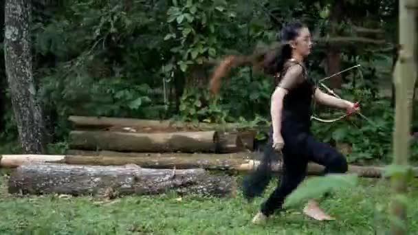 Asiatische Frauen Die Schnell Durch Den Dschungel Laufen Während Sie — Stockvideo