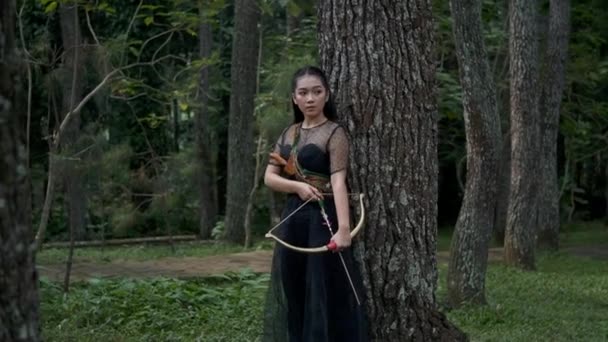 Endonezyalı Kadınlar Yaydan Düşmana Atıyorlar Yüzüne Güvenle Ormana Dadanmış — Stok video