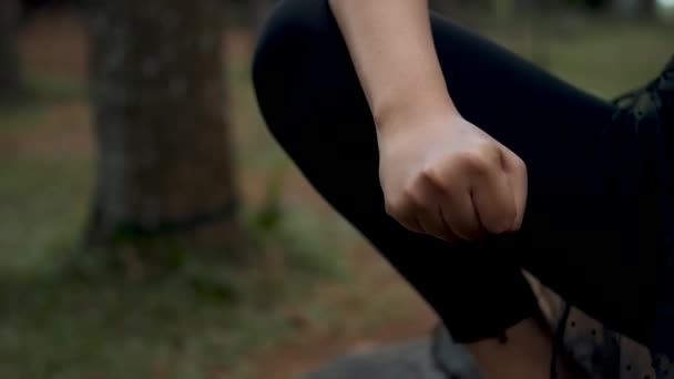 Ormanın Arka Planında Siyah Elbiseli Yumruk Atmaya Hazır Bir Kadın — Stok video