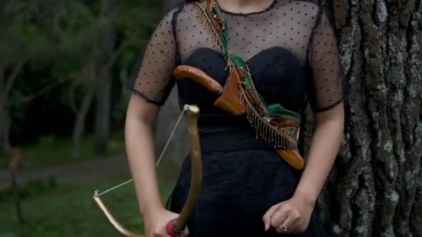 Индонезийские Женщины Стреляют Стрелами Лука Врага Которого Преследовала Джунглях Полной — стоковое видео