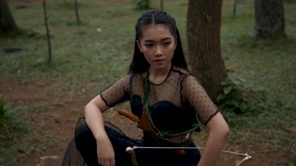Asian Women Black Costumes Black Long Hair Sit Tree While — Stockvideo
