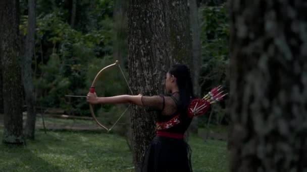 Wanita Asia Siap Untuk Menembakkan Panah Dari Busur Sambil Berdiri — Stok Video