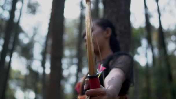 在丛林中准备用金色弓箭射出一支箭的女手特写镜头 — 图库视频影像
