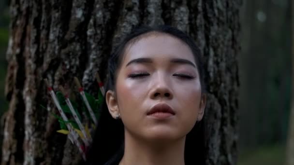 Kobieta Medytująca Pokój Dżungli Pochylając Się Brązowego Drzewa Zamkniętymi Oczami — Wideo stockowe