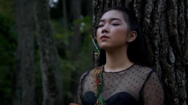 Woman Meditating Peace Jungle Sklon Brown Tree Closing Eyes — Stock video