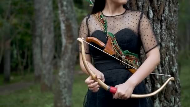 Robe Noire Femme Paniquant Dans Forêt Tout Tenant Arc Une — Video
