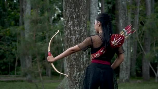 Indonéz Nők Nyilat Lőttek Ellenségnek Akit Dzsungelben Kísért Teljes Magabiztossággal — Stock videók