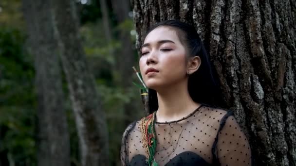 Czarna Kobieta Sukience Panikująca Lesie Trzymając Łuk Strzałę Bez Powodu — Wideo stockowe