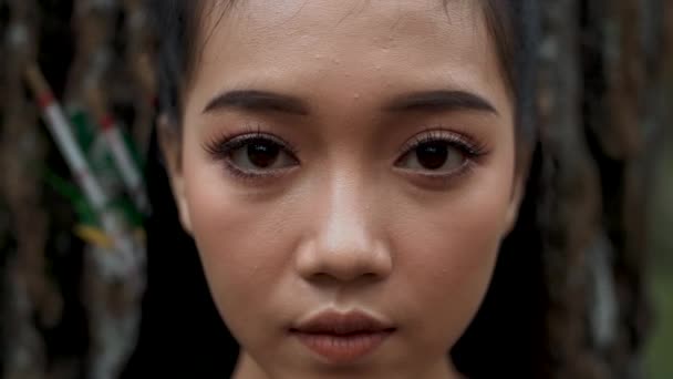 Indonésien Femme Fermer Les Yeux Tout Refroidissant Dans Les Bois — Video