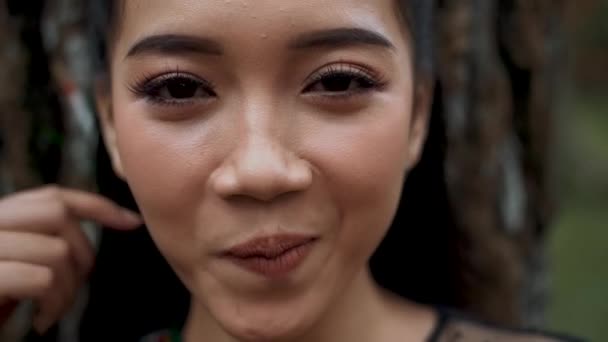 Indonezyjka Zamyka Oczy Podczas Snu Lesie Drzewie — Wideo stockowe