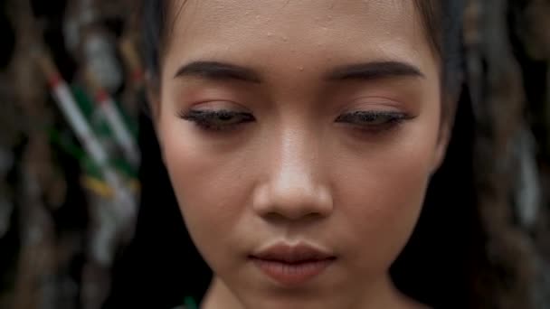 Indonezyjka Zamyka Oczy Podczas Snu Lesie Drzewie — Wideo stockowe