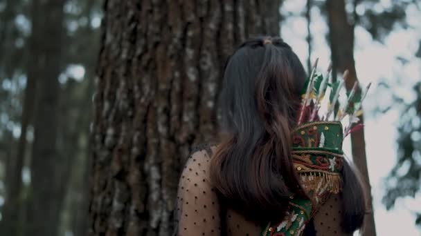 Žena Otevřela Oči Zatímco Spala Meditovala Lese Šípem Zádech Během — Stock video