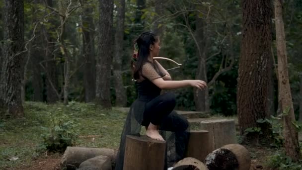Woman Chilling Jungle Squat Tree Forest While Holding Bow Wearing — Stock Video