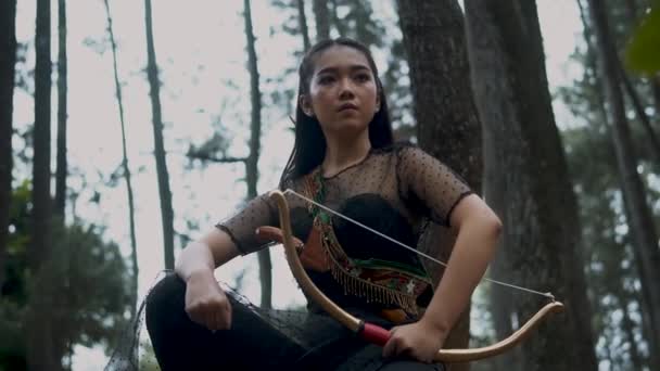 Kadın Okçuluk Ormanda Siyah Bir Kostüm Giyerken Çılgın Bir Ifadeyle — Stok video