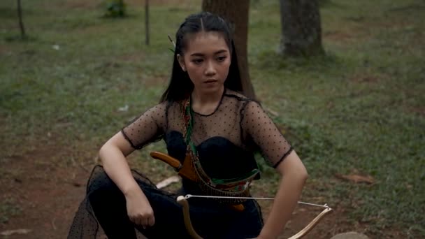 Kadın Okçuluk Ormanda Siyah Bir Kostüm Giyerken Çılgın Bir Ifadeyle — Stok video