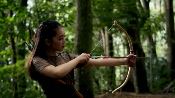드레스를 인도네시아 여성들 정글에서 화살을 뽑으면서 활에서 날으는 화살로 목표물을 — 비디오
