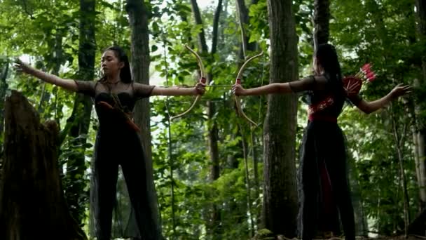 Asyalı Kadın Oku Çeker Oku Yayına Yerleştirir Ormanda Düşmanı Vurmaya — Stok video