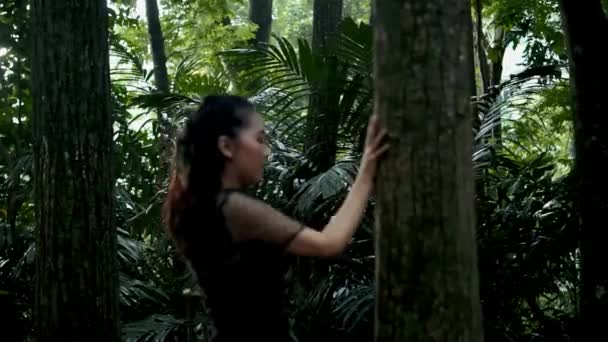 Vrouwen Met Zwarte Jurken Die Haastig Naar Een Bruine Boom — Stockvideo