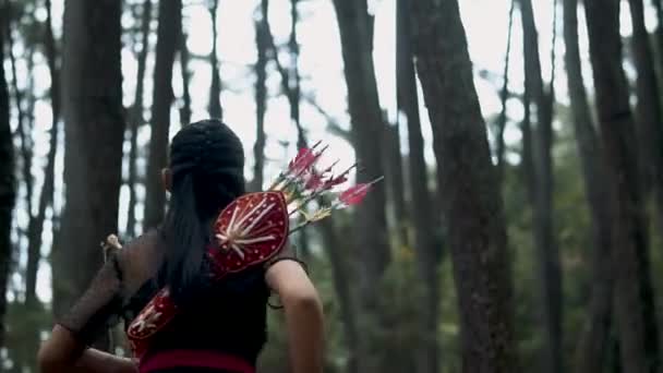 亚洲女孩从森林里跑出来 因为中午她偷了敌人的弓箭 — 图库视频影像