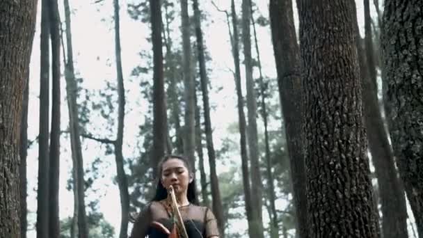 Asyalı Kız Ormandan Kaçıyor Çünkü Öğle Vakti Düşmanın Yayını Okunu — Stok video