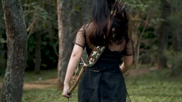 Asyalı Kız Ormandan Kaçıyor Çünkü Öğle Vakti Düşmanın Yayını Okunu — Stok video