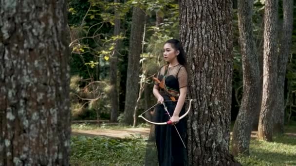 Bogenschützinnen Geraten Dschungel Panik Weil Sie Ein Feindliches Geräusch Aus — Stockvideo