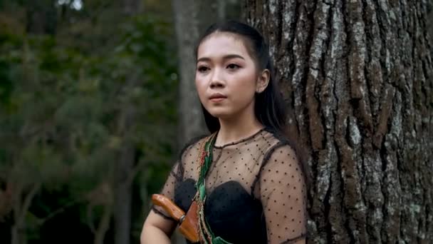 Lukostřelba Ženy Panika Džungli Protože Slyšeli Nepřátelský Zvuk Hloubi Lesa — Stock video