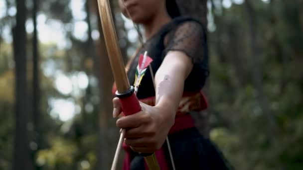 Wanita Panahan Siap Untuk Menembak Panah Ketika Dia Berburu Hutan — Stok Video