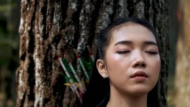 Vrouwtjes Mediteerden Voor Bruine Boom Jungle Met Het Zwarte Kostuum — Stockvideo