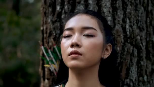 Dişiler Ormanın Kahverengi Ağacının Önünde Meditasyon Yaptılar Siyah Kostümü Siyah — Stok video