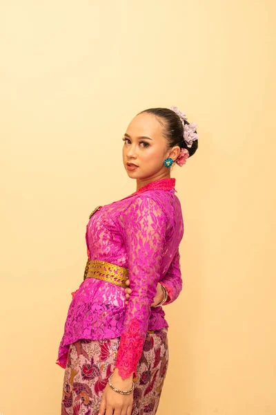 Belle Mariée Balinaise Avec Des Robes Roses Maquiller Sur Visage — Photo
