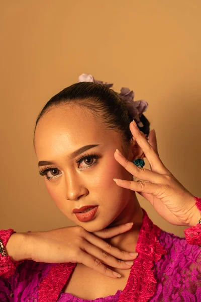 Portré Balinéz Rózsaszín Ruha Pózol Kezekkel Arcon Belül Szobában — Stock Fotó