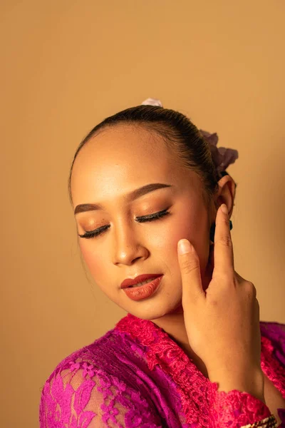 Sexy Asian Woman Wearing Pink Dress Called Kebaya Hot Pose — Stock Photo, Image