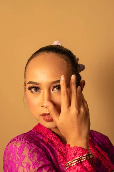 Retrato Mulher Balinesa Com Vestido Rosa Pose Com Mãos Rosto — Fotografia de Stock