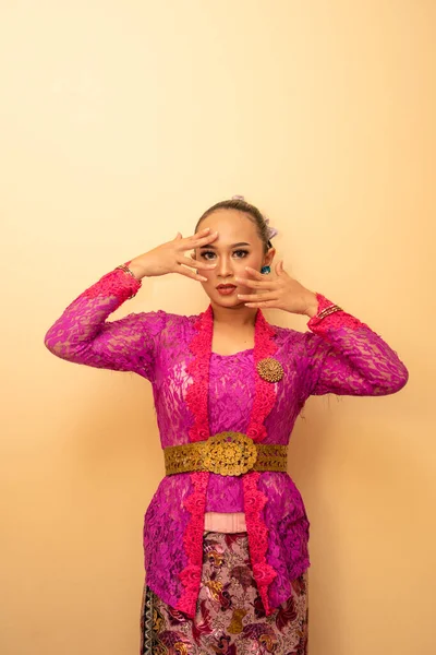 Piękna Panna Młoda Balinese Kobieta Różowych Sukienkach Makijaż Twarzy Przed — Zdjęcie stockowe